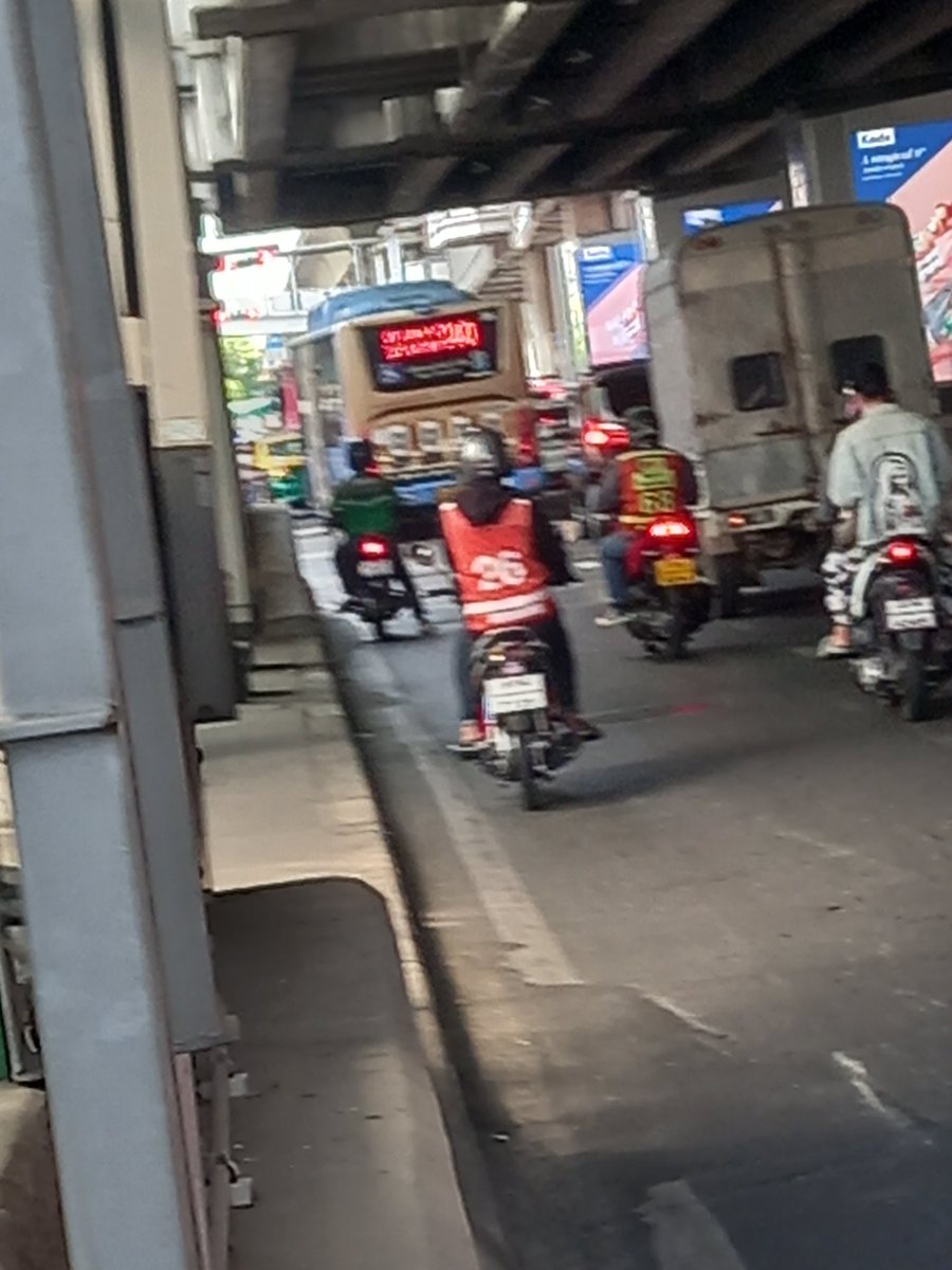 ทุกคนระวังวินด้วยนะคะ เราโดนคันนี้โกงค่ะ ตอนขึ้นรถมาเขาจะถามชวนคุยว่ามาจากไหน(ชวนคุยดีมากค่ะถามนั่นนี่ปกติเลย) ปกติค่ารถวินจากมศว ไปbtsอโศกแค่20บาทนะคะ แต่เรากับเพื่อนเสียไปคนละ100บาทค่ะ 3คน เสียไป300😿😿#SWUOPH2022
