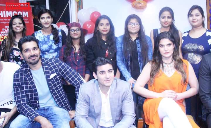 RaveenaRashmi's tweet photo. #Aksar2
#AbhinavShukla #AbhiArmy
#ZareenKhan #GautamRode https://t.co/xtyXbFTLTs