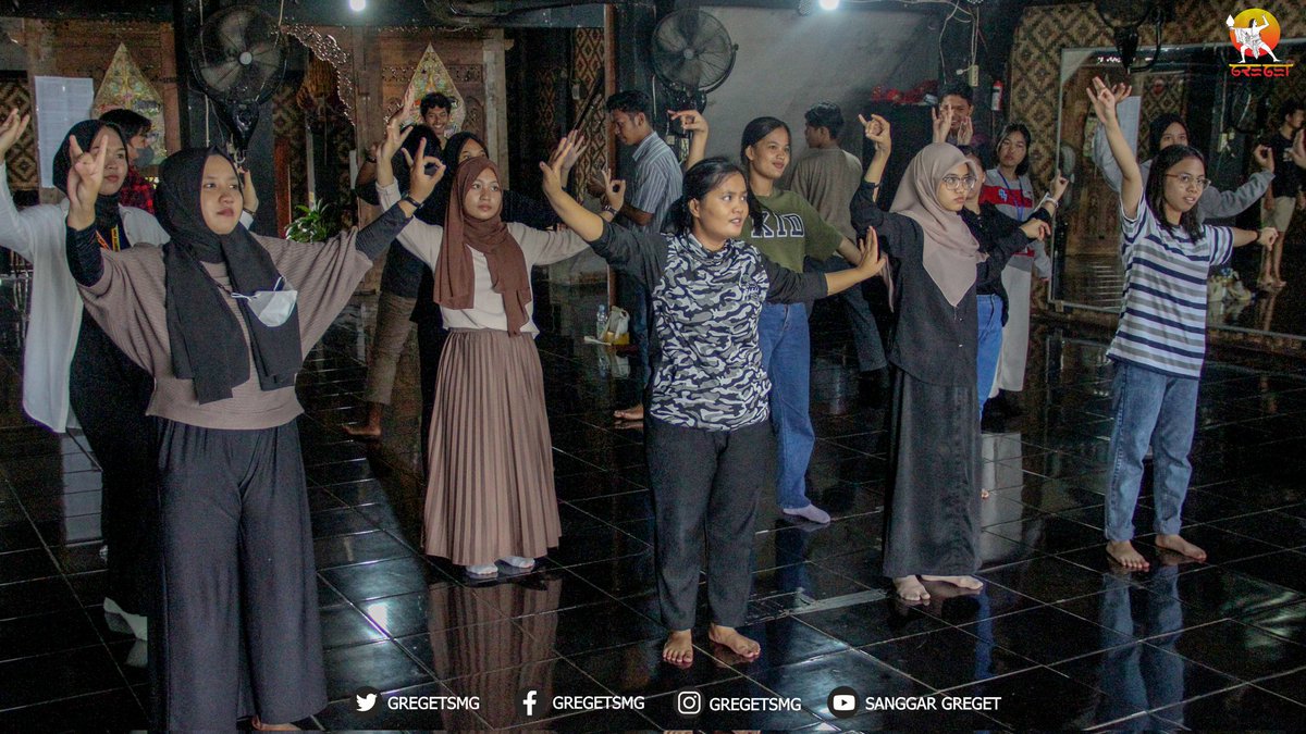 gregetsmg's tweet photo. Kunjungan Universitas PGRI Semarang dalam rangka pelaksanaan kegiatan Kebhinekaan Modul Nusantara Program Pertukaran Mahasiswa

Mahasiswa Putri diajarkan materi Tari Sekar Rinonce karya Yoyok Bambang Priyambodo

Sabtu, 12 November 2022

#gregetsmg #sanggartarigreget https://t.co/5WLLjE0mv4