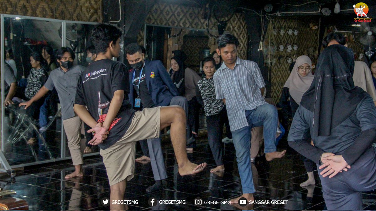 gregetsmg's tweet photo. Kunjungan Universitas PGRI Semarang dalam rangka pelaksanaan kegiatan Kebhinekaan Modul Nusantara Program Pertukaran Mahasiswa

Mahasiswa Putra diajarkan materi Tari Gogor Blacan karya Yoyok Bambang Priyambodo

Sabtu, 12 November 2022

#gregetsmg #sanggartarigreget https://t.co/k7TroAV31J