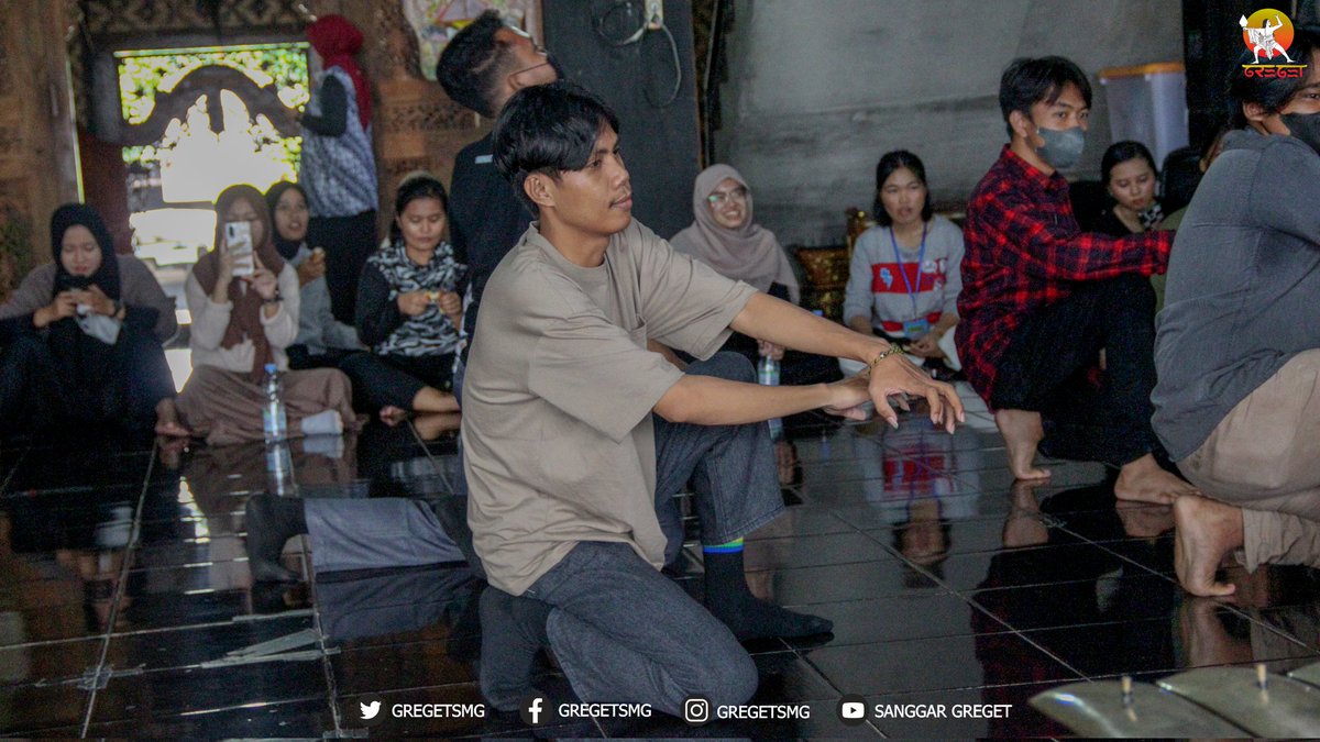 gregetsmg's tweet photo. Kunjungan Universitas PGRI Semarang dalam rangka pelaksanaan kegiatan Kebhinekaan Modul Nusantara Program Pertukaran Mahasiswa

Mahasiswa Putra diajarkan materi Tari Gogor Blacan karya Yoyok Bambang Priyambodo

Sabtu, 12 November 2022

#gregetsmg #sanggartarigreget https://t.co/k7TroAV31J