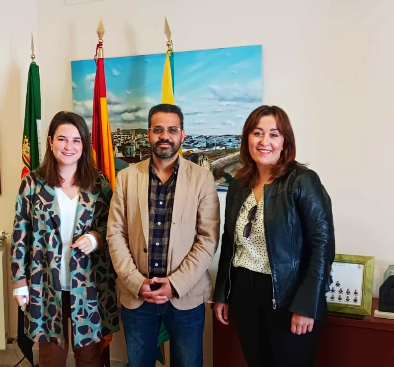 En nuestra pasada visita a Olivenza, fuimos recibidos por su alcalde Manuel José González Andrade. La vicepresidenta de la asociación Esther Martín Cidoncha, acompañada por la directiva María de los Ángeles Prieto presentaron al alcalde, qué es CEAT Badajoz