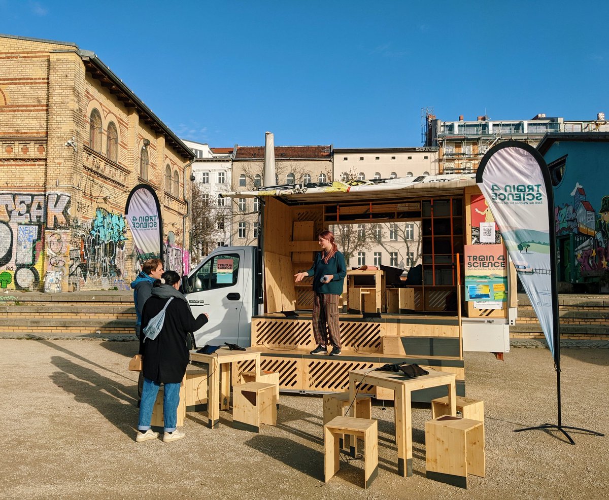 train4science's tweet photo. Heute stehen wir mit dem #HumboldtSatellit im #GörlitzerPark - kommt vorbei und spielt eine Runde #TRAIN4Science zum Thema #Klimawandel mit uns: Was wisst und denkt ihr zur #Klimakrise? Wie sollte die Regierung handeln? #COP27
@ktstiftung @HumboldtUni #Görli https://t.co/MFSypGllSs
