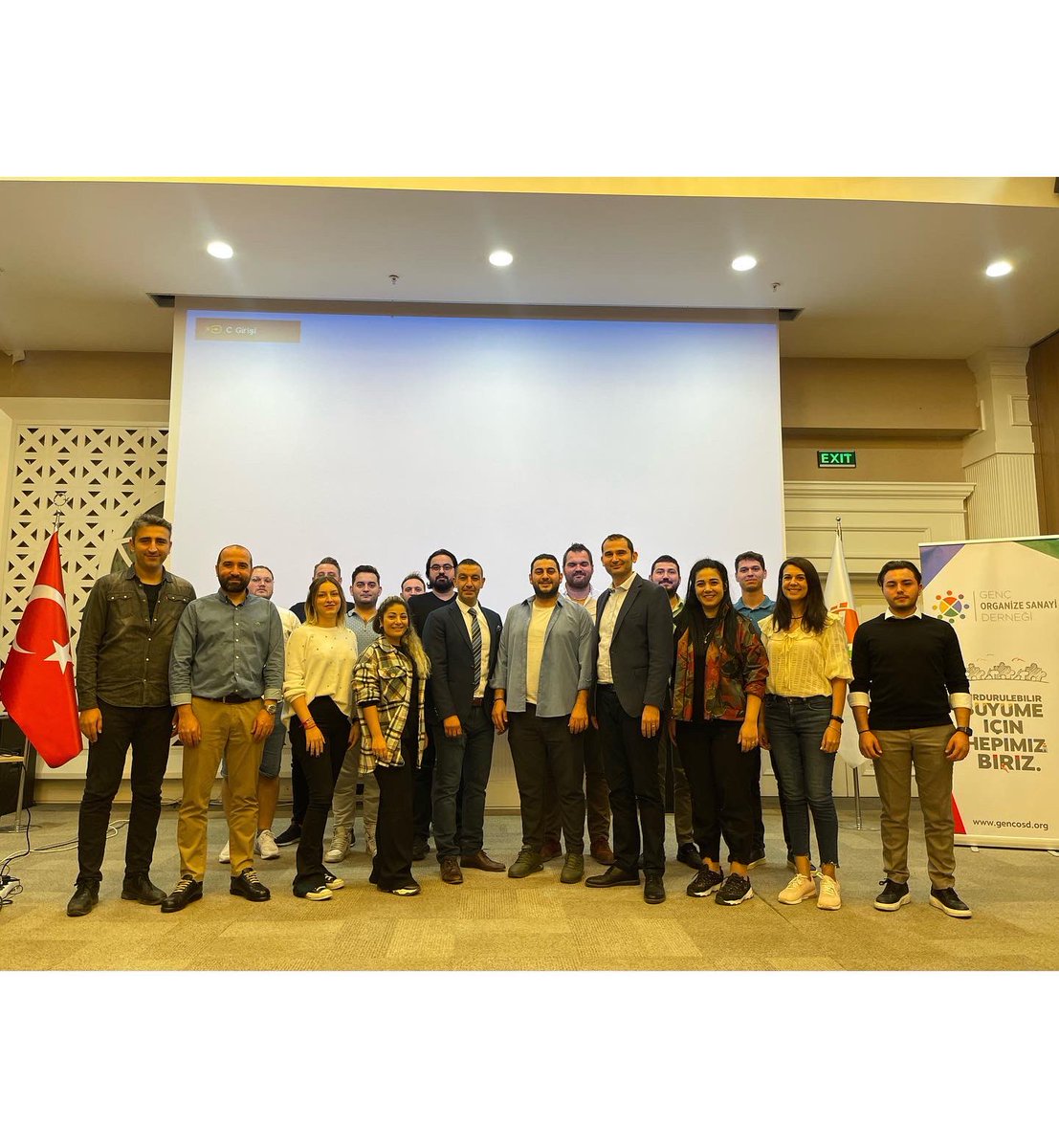 GOSD_Antalya's tweet photo. Dernek üyelerimizin katılımıyla Sayın Erkin Şahinöz’ün eğitmenliğinde "Yeni Ekonomi, Yeni İş Modelleri ve Değişen Tüketici Davranışları" eğitimimizi gerçekleştirdik. #gencosd https://t.co/rZ41L20dCm