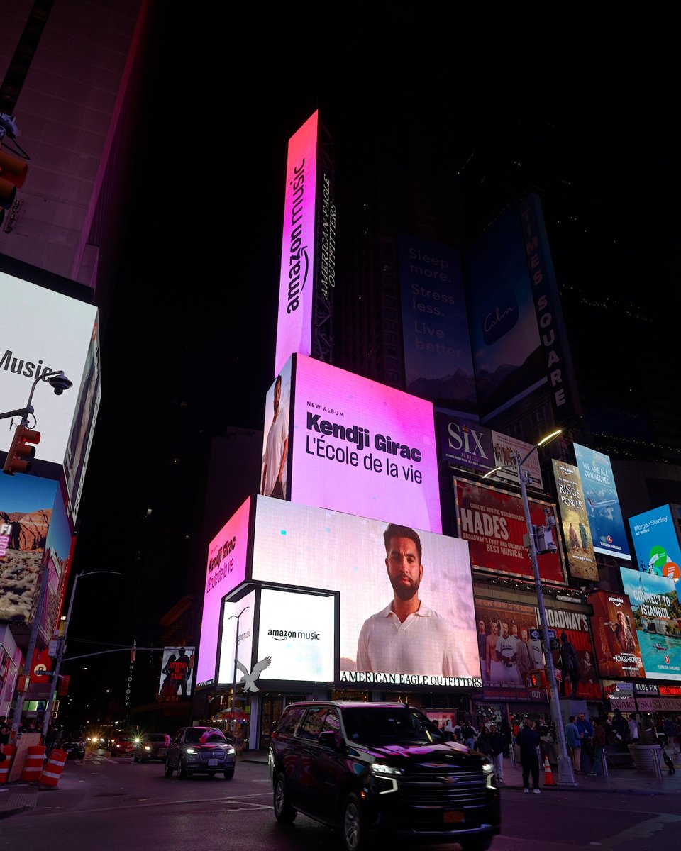 WOW ! 🤩 L'Ecole de la vie à Times Square, New York. Merci <a href="/amazonmusic/">Amazon Music</a> pour le soutien 🙌