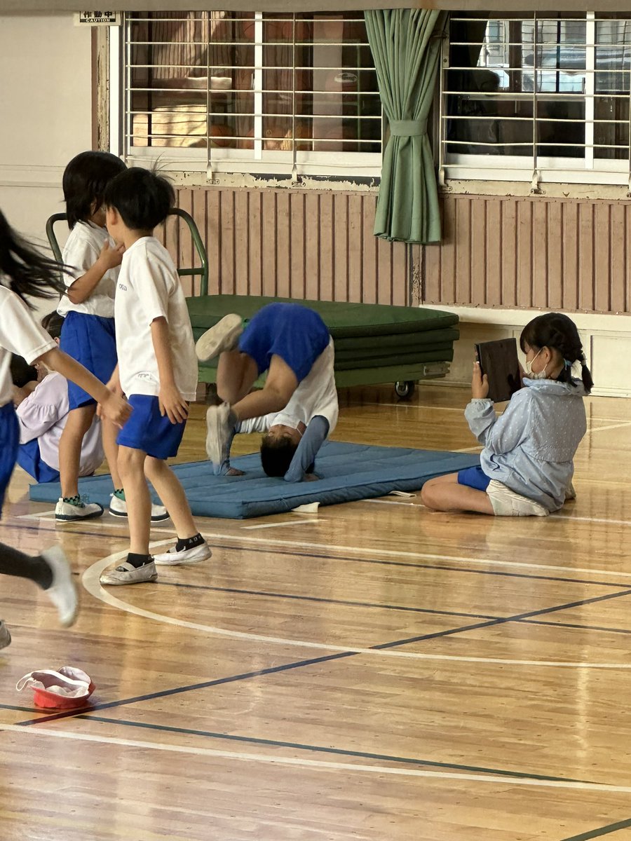satoshi_SCL's tweet photo. 授業参観で驚愕。
最近の授業ってすごい。

自分の行動に対して現状を確認、そして悪かった所を改善。

体育でもChromebook使ってちゃんとPDCA回してる。笑 https://t.co/ATIyBrn3XR