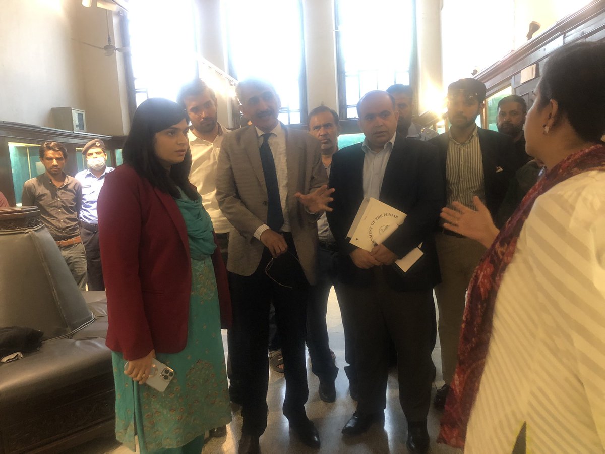 DepttTourism's tweet photo. سیکرٹری سیاحت آسیہ گل صاحبہ نے دیگر افسران سمیت لاہور میوزیم کا دورہ کیا۔ دورے کے دوران عجائب گھر میں جاری ترقیاتی کام کا جائزہ لیا گیا۔ آسیہ گل نے واش رومز، مختلف گیلریز، دیواریں، چھتیں، فن پاروں سمیت ٹکٹ گھر کا بھی تفصیلی جائزہ لیا۔ @gulasia1 @LahoreMuseum https://t.co/hl89AXNFC5