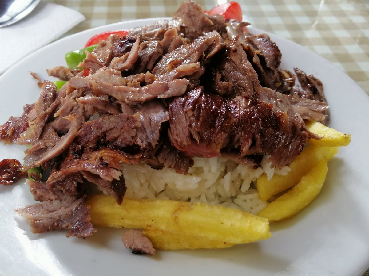 onderkayaistan1's tweet photo. Kadıköyde lezzetli döner yenebilecek yerlerden biri Özkaygısızlar lokantası. Buraya damak tadına ziyadesiyle güvendiğim Mert Sandalcı ağabeyin tavsiyesiyle geldim ve memnun kaldım. Pilav üstü bir porsiyon döner 75 lira.
#istanbul #lezzet #yemek https://t.co/viVLqFCi4Q
