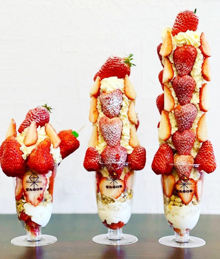どこから挑むよ！？いちご2パックを使った全長30センチのパフェ♡