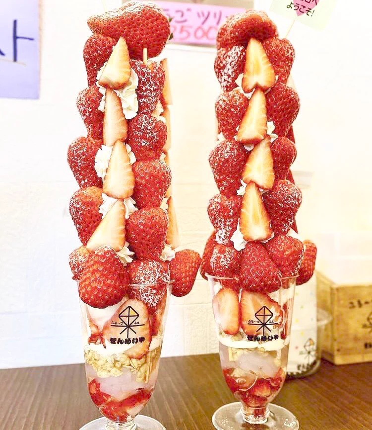 どこから挑むよ！？いちご2パックを使った全長30センチのパフェ♡