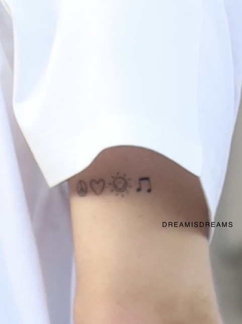 ☮ = Peace symbol (สันติภาพ)
🤍 = รัก (ครอบครัว,น้องวิน)
☀️ = ไบร์ท
🎵 = ดนตรี

มันคือสิ่งที่บอกตัวตนเค้าชัดมากๆๆๆๆ
#bbrightvc <a href="/bbrightvc/">bright</a>