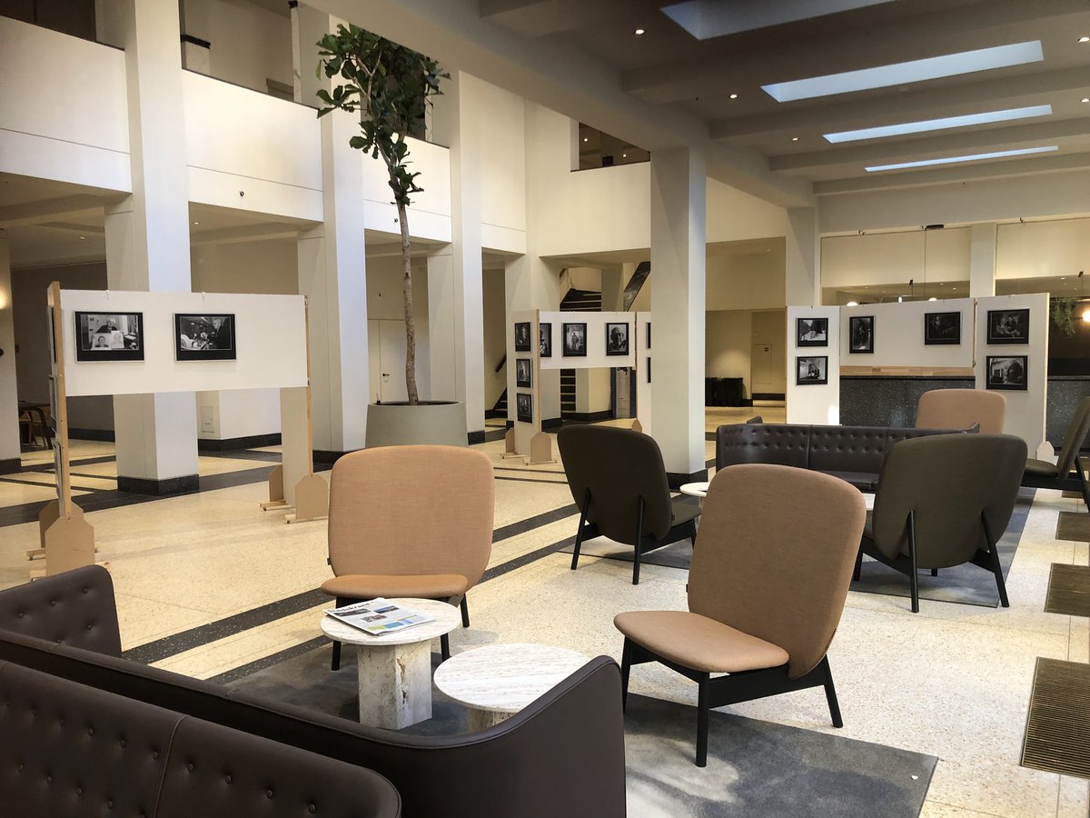 Nu te zien in de foyer van het Leidse gemeentehuis de tentoonstelling “Een dag uit het leven van een 100-jarige”. 11 fotografen van de LAFV hebben samen met de Leyden Academy on Vitality and Ageing 14 stad-/streekgenoten van 100-jaar (en ouder) gefotografeerd.