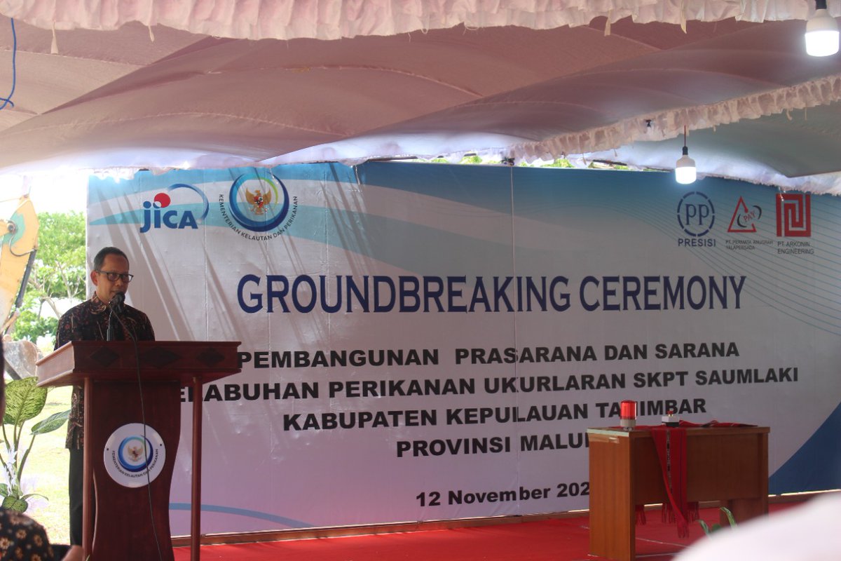 djpt_kkp's tweet photo. Direktur @InformasiPP @triariswb pd Groundbreaking Konstruksi Pembangunan Sarpras PP Ukurlaran SKPT Saumlaki mengungkapkan @djpt_kkp trs mengupayakan pelabuhan perikanan modern, ramah lingkungan &amp; melayani utk mendukung Program Pengembangan Pelabuhan Perikanan Terluar Indonesia. https://t.co/IRO7xx7q2z