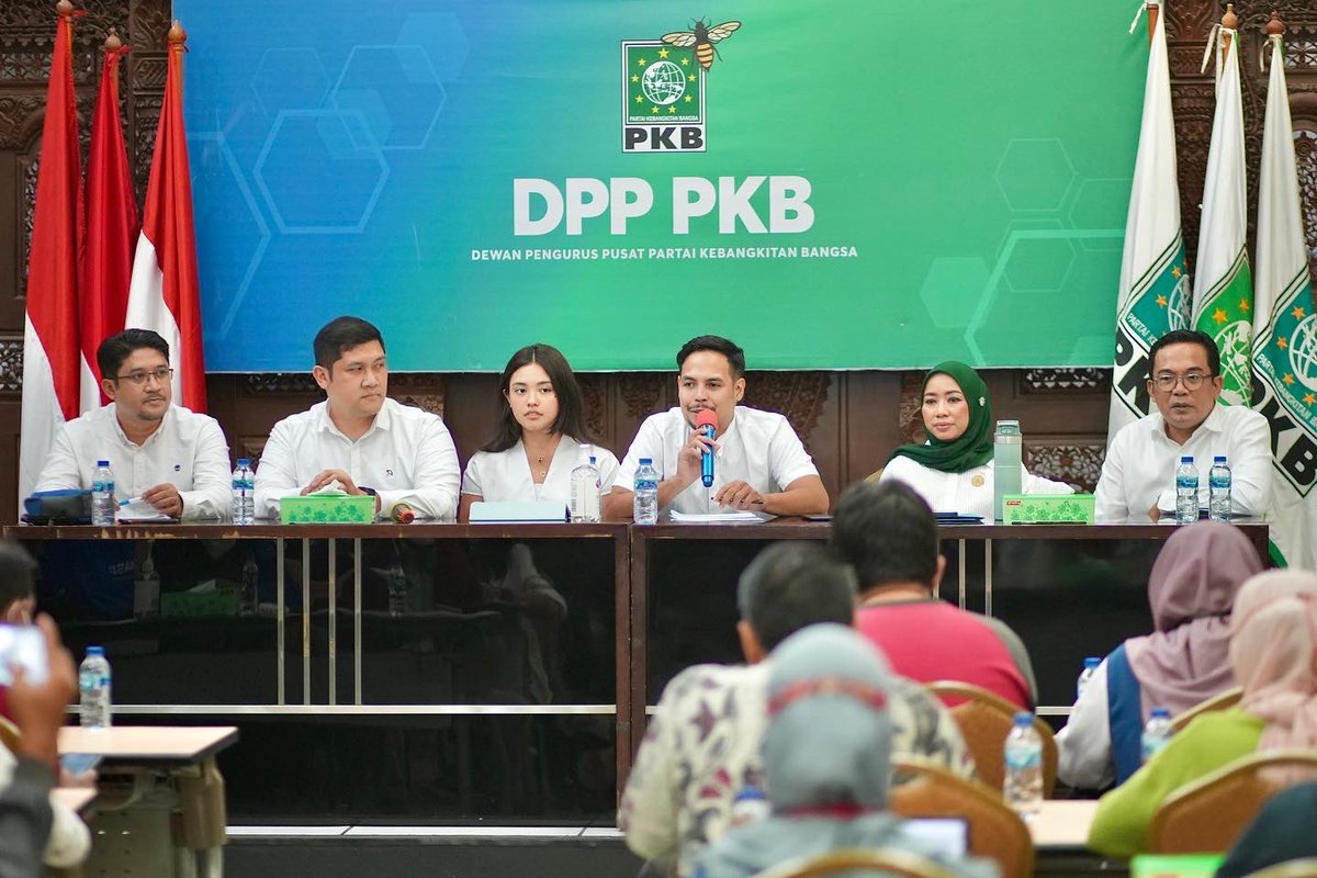 Dewan Pengurus Pusat Partai Kebangkitan Bangsa (DPP PKB) menunjuk enam orang juru bicara muda dari kalangan milenial untuk menghadapi Pemilihan Umum 2024.

#jurubicaramudapkb #gusmuhaimin #PKB
