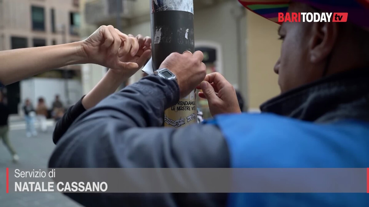 baritoday's tweet photo. Via gli sticker e le chewing gum dagli arredi di via Sparano, i volontari in azione: "Diamo il buon esempio, sperando che si rispetti la città" https://t.co/yPgQfT2n2x #Cronaca https://t.co/DsKYI2Cx65