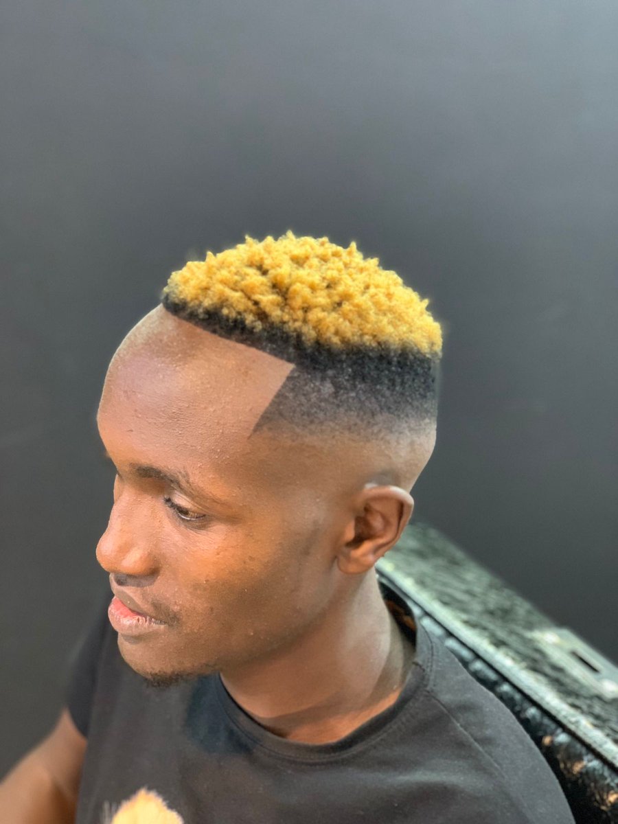 OfficioManSango's tweet photo. " Sorry I slept, imagine ndo naamka akhi" alafu Do you ever go through your contacts and be like “Sasa gloria ni nani?🤷‍♂️? 😜 juu weuh 

Kumbuka Leo Usiku as from 10 pm to 12 midnight Niko live Getembe TV ,usisahau kutune.
#freshboi #OmwanaBwesaloon #mrm4life #gainwithmchina https://t.co/duiQ8jT7MD