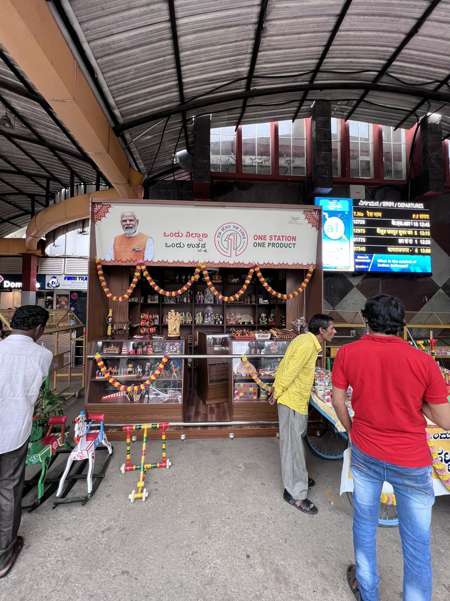 New initiative by PM <a href="/narendramodi/">Narendra Modi</a> to promote handicrafts from Channarayapatra at KSR Railway station.