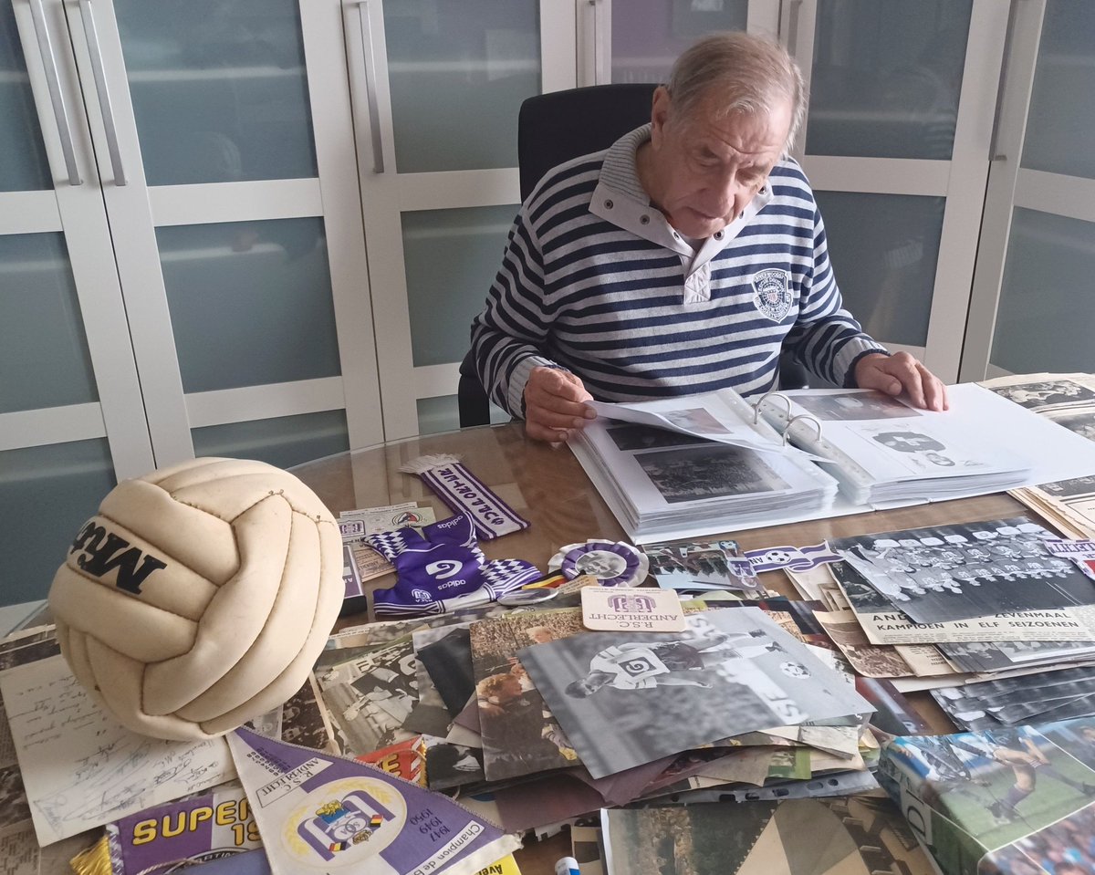 RscaCollector's tweet photo. Bezoek van Jacques Teugels. Kwam als 12-jarige naar #RSCA. Startte als 20-jarige in het 1ste elftal speelde er tussen 1966-68. Toen ik hem belde om mijn museum te komen bezoeken kon hij niet geloven dat ik interesse had in iemand met een paar wedstrijden voor Anderlecht #legends https://t.co/KZ4XwCUaWt
