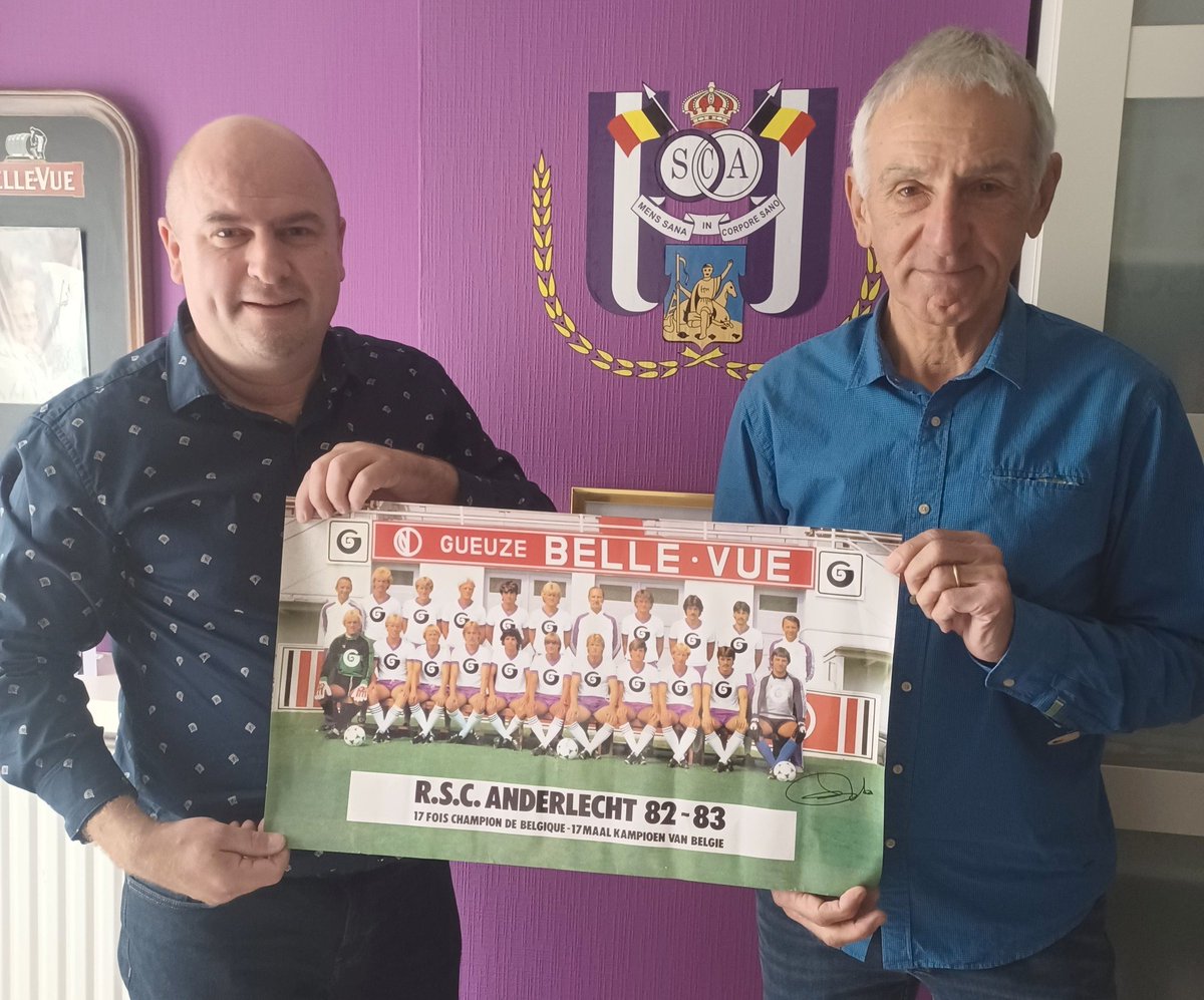 RscaCollector's tweet photo. Bezoek van Tony Goossens. Als 10-jarige begon hij te voetballen bij Berchem Sport. Op 33-jarige leeftijd kreeg hij de kans van zijn leven om naar #RSCA te gaan. Speelde 2 seizoenen (1981-83) waarvan 1 wedstrijd tegen Herentals in de 32ste finales van de Beker van België #legends https://t.co/AVKUGo1hEV