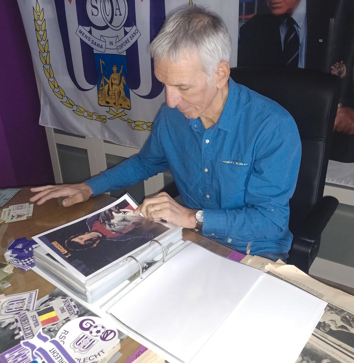 RscaCollector's tweet photo. Bezoek van Tony Goossens. Als 10-jarige begon hij te voetballen bij Berchem Sport. Op 33-jarige leeftijd kreeg hij de kans van zijn leven om naar #RSCA te gaan. Speelde 2 seizoenen (1981-83) waarvan 1 wedstrijd tegen Herentals in de 32ste finales van de Beker van België #legends https://t.co/AVKUGo1hEV