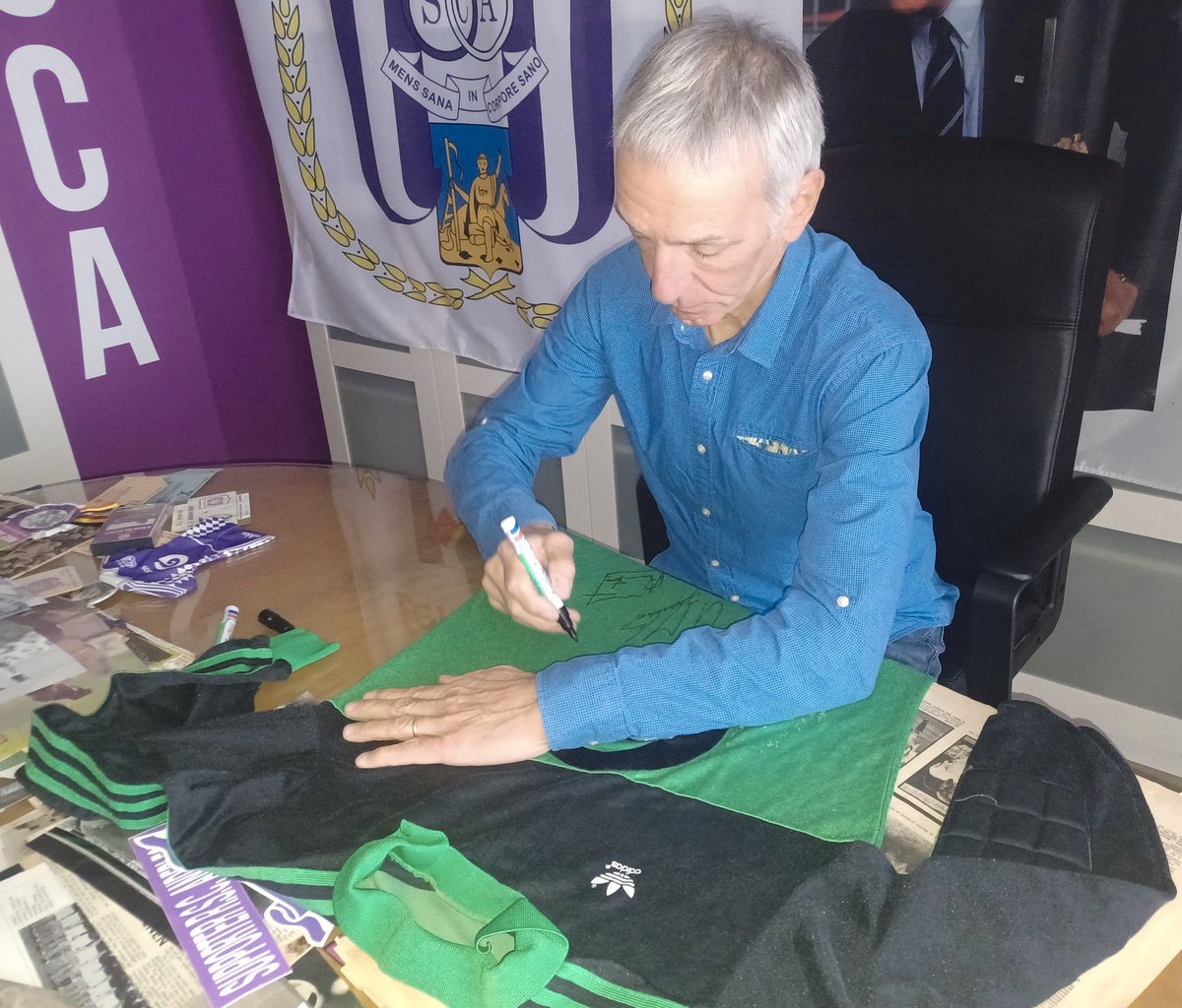 RscaCollector's tweet photo. Bezoek van Tony Goossens. Als 10-jarige begon hij te voetballen bij Berchem Sport. Op 33-jarige leeftijd kreeg hij de kans van zijn leven om naar #RSCA te gaan. Speelde 2 seizoenen (1981-83) waarvan 1 wedstrijd tegen Herentals in de 32ste finales van de Beker van België #legends https://t.co/AVKUGo1hEV
