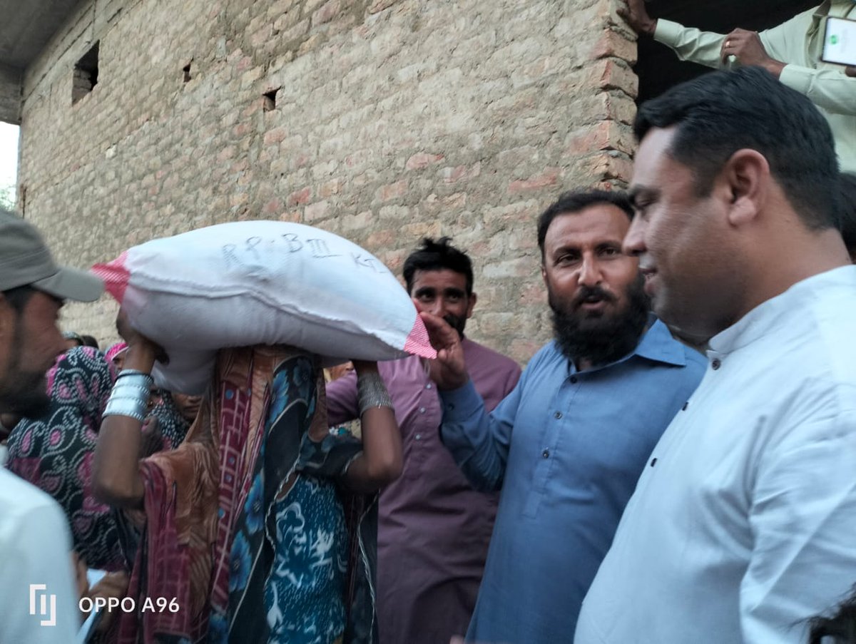 iftikhar2440's tweet photo. وزیر اطلاعات سندھ شرجیل انعام میمن کی ہدایت پر #InamFoundation کی جانب سے یوسی بوہکی میں بارش سے متاثرہ افراد میں راشن تقسیم کا عمل جاری ہے,
@BBhuttoZardari @BakhtawarBZ @AseefaBZ @sharjeelinam @rawalsharjeel @MediaCellPPP @SyedNasirHShah @SaeedGhani1 https://t.co/KHMeq0anb4