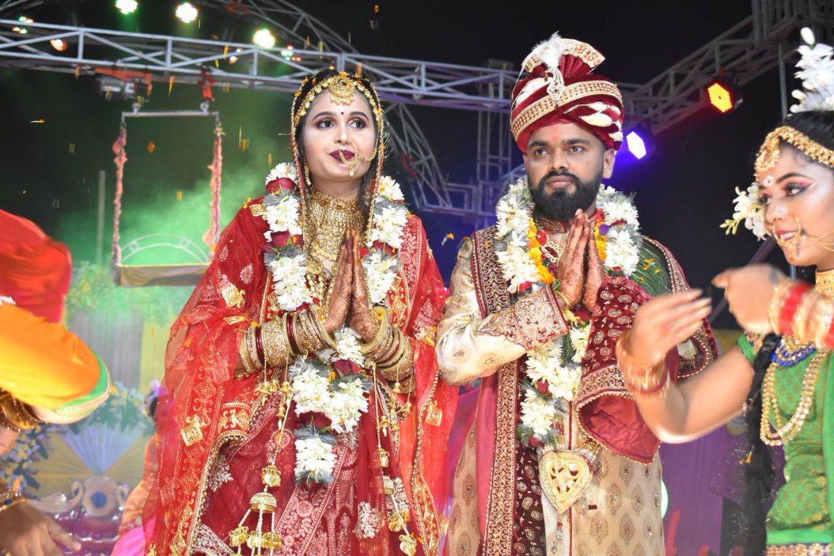nishaoli's tweet photo. दाइजोमा गाडी, २० तोला सुन सहित १ करोड २५ लाख खर्च गरेर विवाह गर्दा पनि दाइजो नपुगेर कुटपिट सहित सम्बन्ध बिच्छेद गर्न लगाइरहेको छन् भनेर नेहा चौधरी बहिनीले म्यासेन्जर मार्फत भन्नु भयो । 

काठमाडौंमा घर चाहियो रे, ग्राण्डी अस्पतालको डा. साहेबलाई 😡 https://t.co/XM6j5lYvZl
