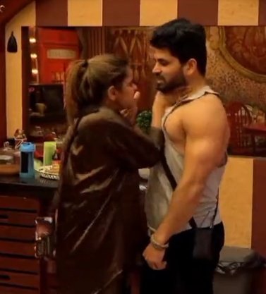 MustbeSayan's tweet photo. If she is brought back after this physical assault then Shame on makers @BiggBoss @ColorsTV @EndemolShineIND 

Just because he is a man this is not justified.
AUDIENCE WITH SHIV THAKARE 
#ShivThakare Fans Raise your voice against this.
It's now or never!! https://t.co/OciPsvmVTJ