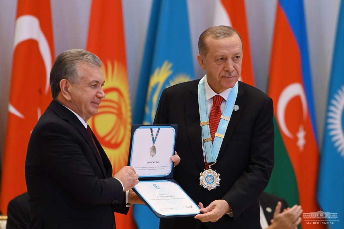 Turkic_States's tweet photo. During momentous #SamarkandSummit; upon proposal of Kazakh President, President of Türkiye @RTErdogan was awarded by Council of Heads of State with“Supreme Order of Turkic World”in recognition of his services to Turkic World fraternity &amp;promotion of rights of all Turkic peoples. https://t.co/lmcFCuKCRb