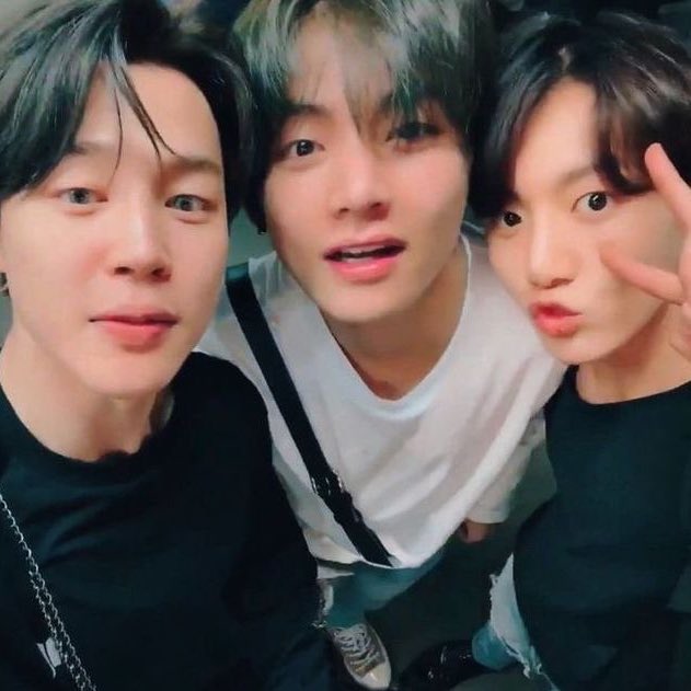 vminiecats's tweet photo. — Los MelOn Music Awards acaban de anunciar que #JIMIN , #V &amp; #JUNGKOOK han obtenido cada uno el  premio "MMA Plaque Award". 

🏆 #V ganó un MMA Plaque Award como: "Cantante del que estamos orgullosos". 
🏆 #JIMIN ganó un MMA Plaque Award como: "Mejor bailarín principal". (+) https://t.co/JkLhqLmvaO