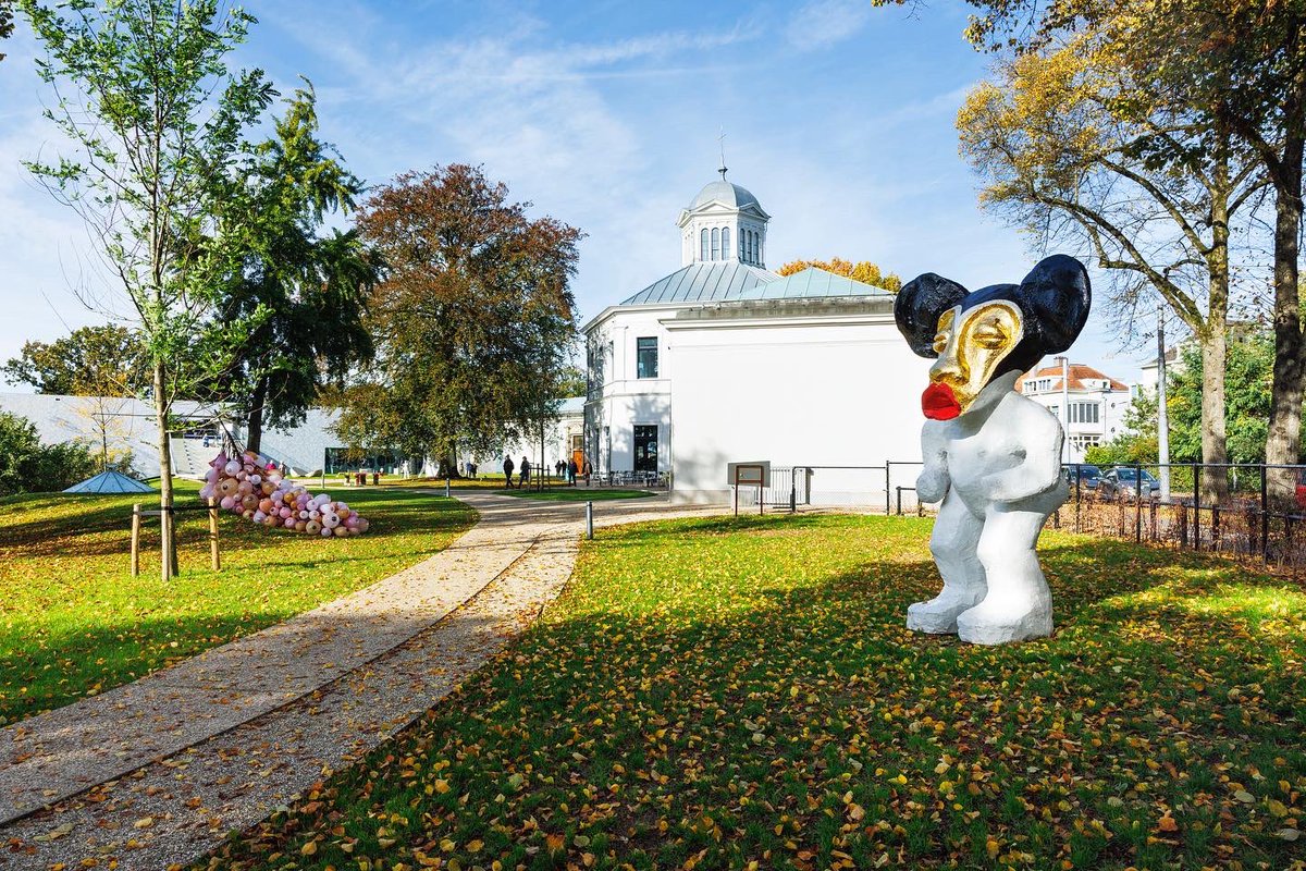 MuseumArnhem's tweet photo. 🍁Mooie herfstdagen in het vooruitzicht. Kom genieten van de beeldentuin! 🍂
#herfst #beeldentuin #museumarnhem #arnhem https://t.co/YYZFh81I8x