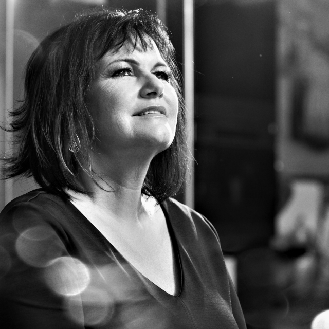 ROCKANDBLUES3's tweet photo. Maurane née un 12 Novembre 1960. Elle manque tellement 🙏🖤 https://t.co/CwcVmCeMIs