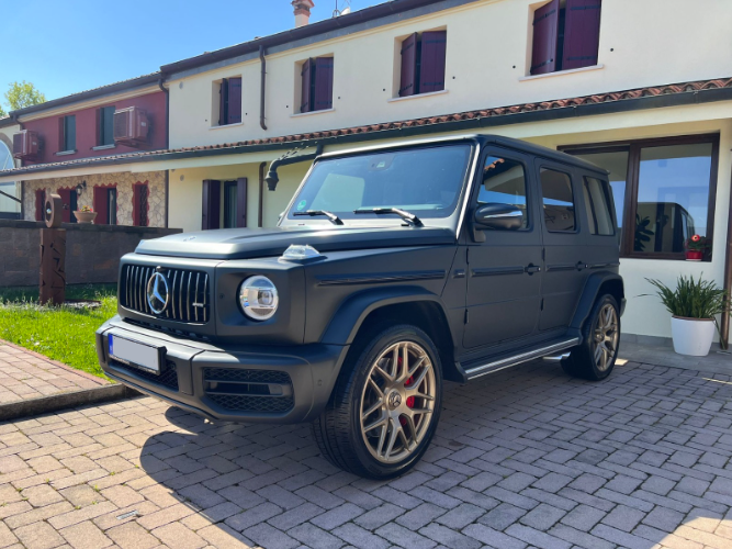 DRIVAR_DE's tweet photo. WARUM DU DIESEN MERCEDES-BENZ G63 AMG MIETEN SOLLTEST
Die Modelle der Mercedes-Tochter AMG stehen seit jeher für reinsten Fahrspaß: Großvolumige V8-Motoren sorgen für ordentlich Vortrieb und den unnachahmlichen AMG-Sound. Dabei

https://t.co/fVV5uLHTD6 https://t.co/pEfadzTFEF