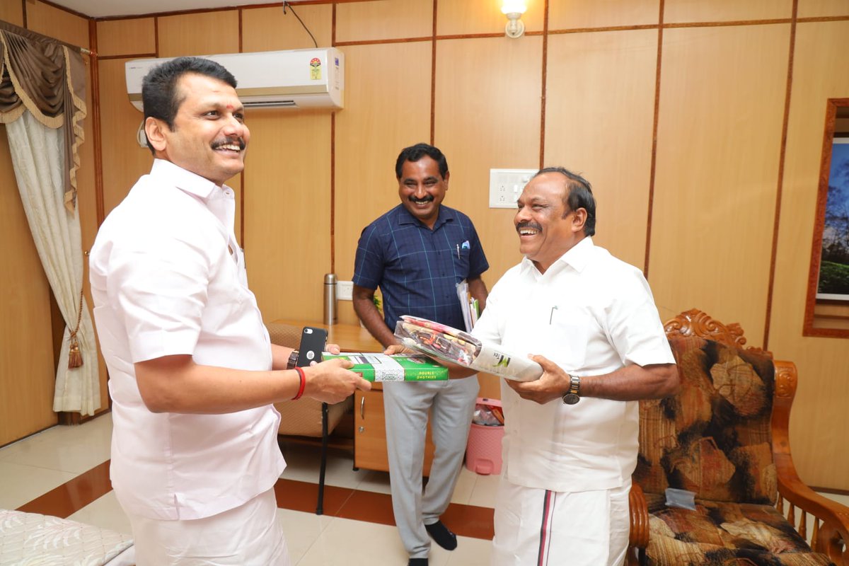 V_Senthilbalaji's tweet photo. மாண்புமிகு தமிழ்நாடு முதலமைச்சர் தளபதி @mkstalin அவர்களின் நல்லாசிகளுடன், பொள்ளாச்சியில் நடைபெறவிருக்கும் மாபெரும் தனியார்த்துறை வேலைவாய்ப்பு முகாம் குறித்தான ஆய்வுக் கூட்டத்திற்கு தலைமை தாங்க வந்த, மாண்புமிகு தொழிலாளர் நலன் துறை அமைச்சர் அண்ணன் @cvganesan1 அவர்களை வரவேற்ற போது. https://t.co/HnzOOjM49i