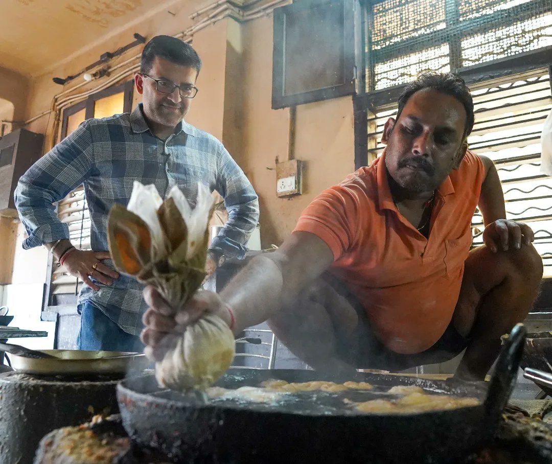 DelhiFoodWalks's tweet photo. A new episode featuring the story of Jabalpur's famous khoya jalebi will be up on our YT channel at 9 Pm tonight. Made with rich khoya and tikhur (East Indian arrowroot), this dark brown coloured, soft and syrupy pretzel-shaped sweet has a taste very similar to gulab jamun. https://t.co/qmBtZY1Hgj