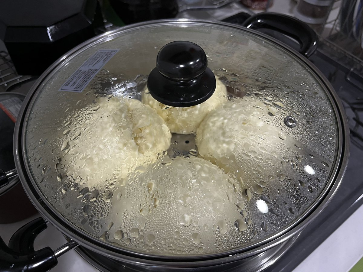 ReginaRed's tweet photo. OMG 🤩😍 perfection ❣️❣️❣️ Perfect Dampfnudel (steamed yeast buns) in vanilla sauce with cinnamon sugar as if from German Xmas market. 😍🤩 perfection possible thanks to the big steaming pot. I am extremely pleased with this result. 😍 so yummy 😋 https://t.co/2MQ06WbYVu