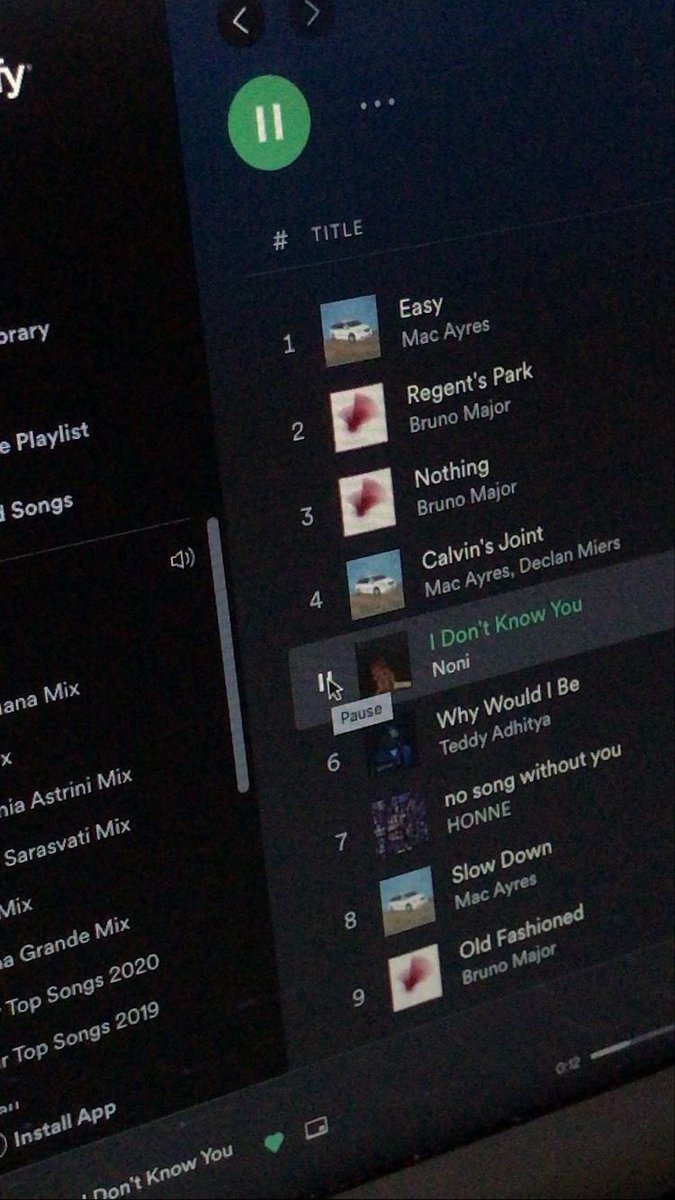 chia_ryy's tweet photo. hey #f1twt drop your fav song or playlist 🎶🎵 https://t.co/YerWl3n4Ek