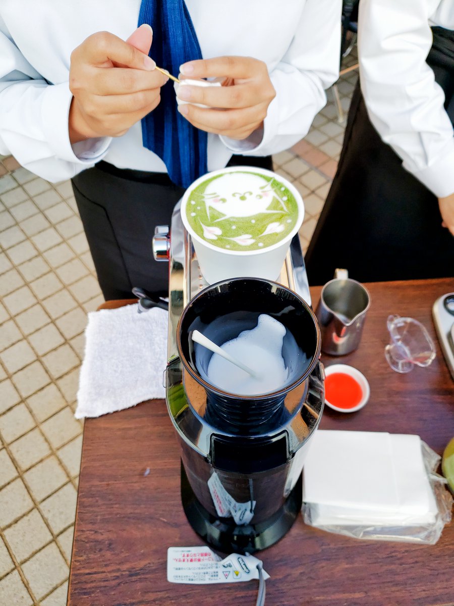 #そうぶんの竹あかり
本日は、おでかけMikke開催日！
『深緑茶房×飯南高校　美術部』緑茶ラテアート
部員さんが、目の前で緑茶ラテアートを描いてくれます。
竹あかり会場の後方で営業中。竹あかりと一緒にお楽しみください😆✨