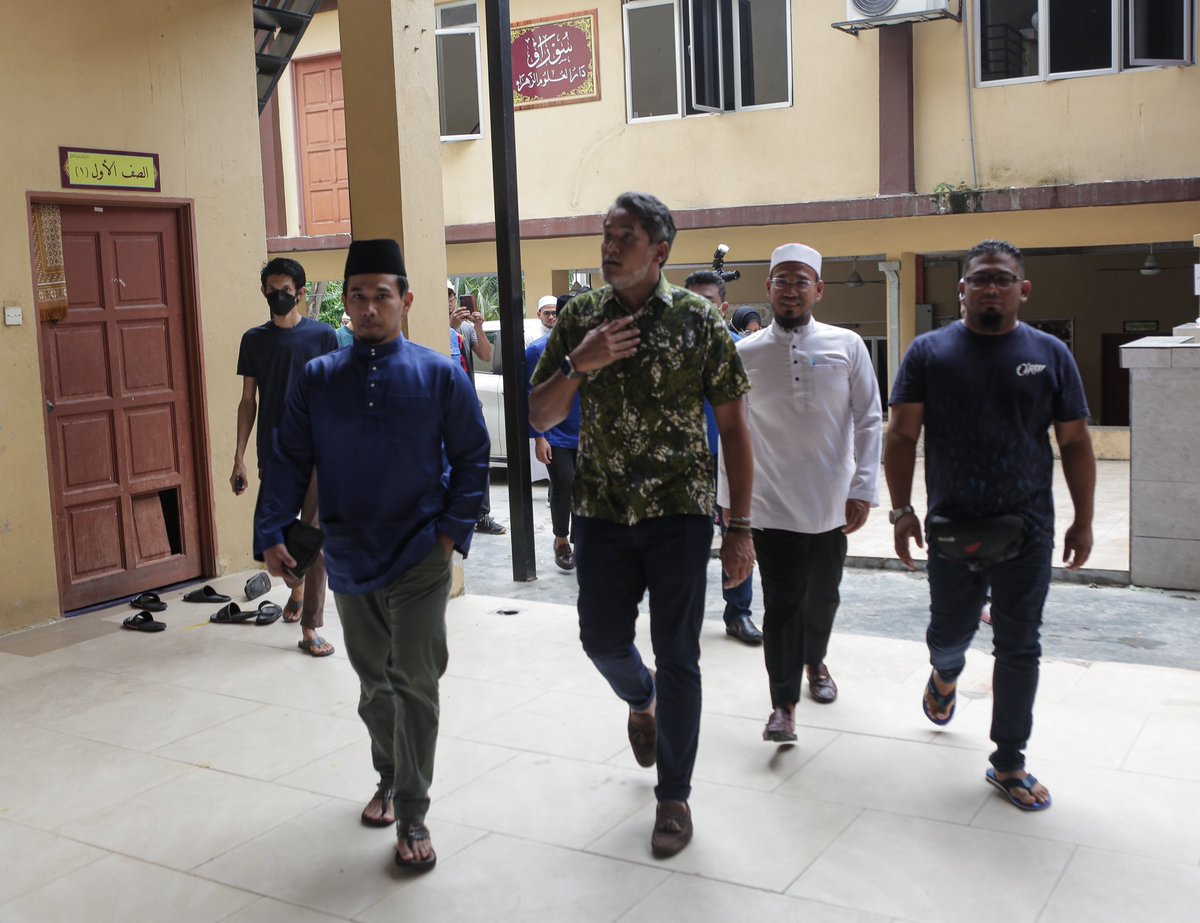 Khairykj's tweet photo. Meninjau operasi Pusat Tahfiz Darul Ulum Azzahra di Kg Sungai Pelong. Alumni dari sini antaranya boleh membantu mengajar kelas al-Quran secara online seperti dalam manifesto Kata Janji Sg Buloh.

#KitaJagaSungaiBuloh
#KJ4SB https://t.co/Mzy4uw2n4z