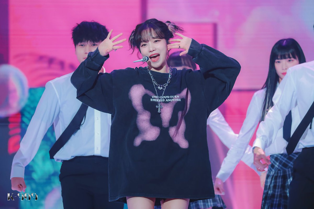 jtbc_K909's tweet photo. [#909현장포토 📷]

"키치"의 의인화는 아마
#조유리 일 거야💗🖤

상큼한 매력과 부드러운 목소리로
관객들을 사로잡은 무대!

현장 포토까지 보면
바로 Loveable...💕

📎https://t.co/3qqIVX6Gy9

#K909 #KPOP
#조유리 #JOYURI @JOYURI_offcl https://t.co/UyRSd1VpLV