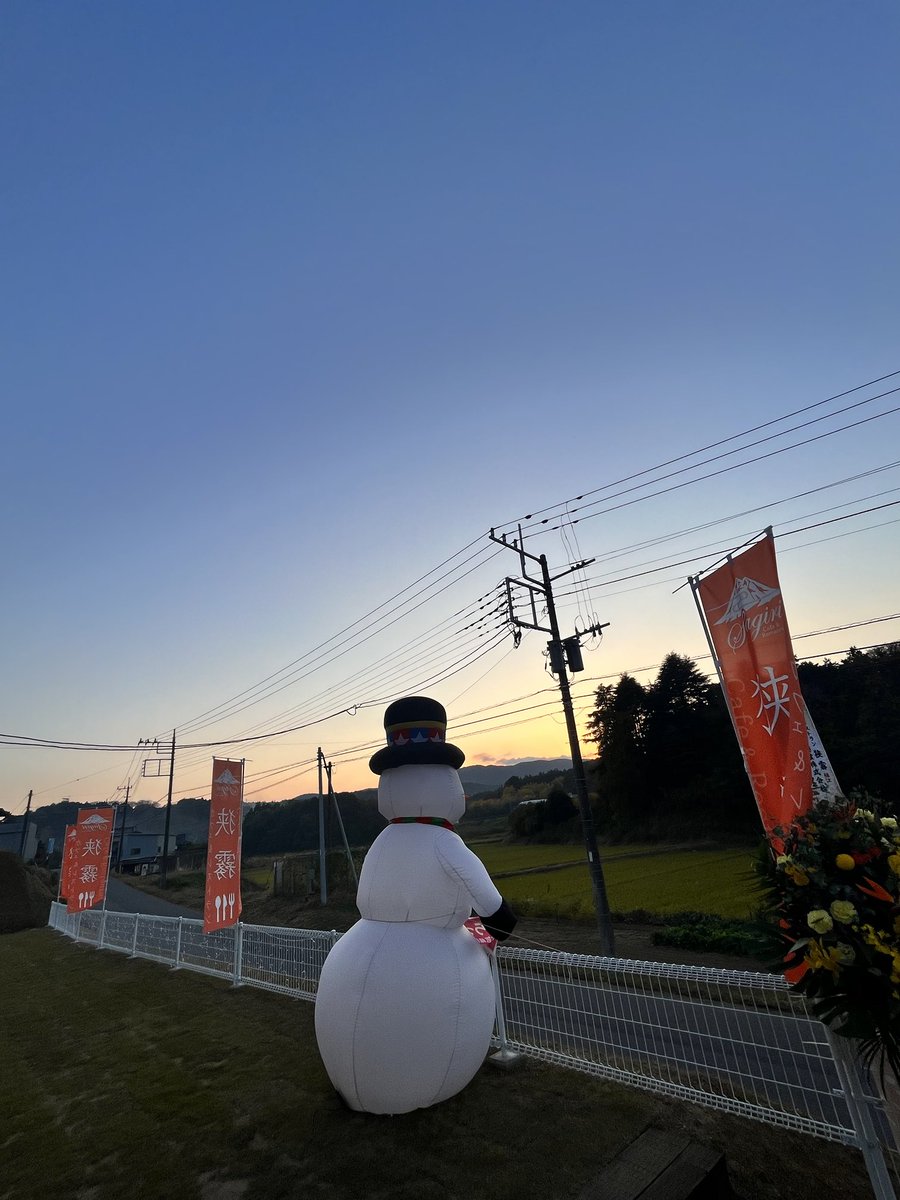 corchalotemachi's tweet photo. たそがれスノウマン https://t.co/efQDP4GxKz