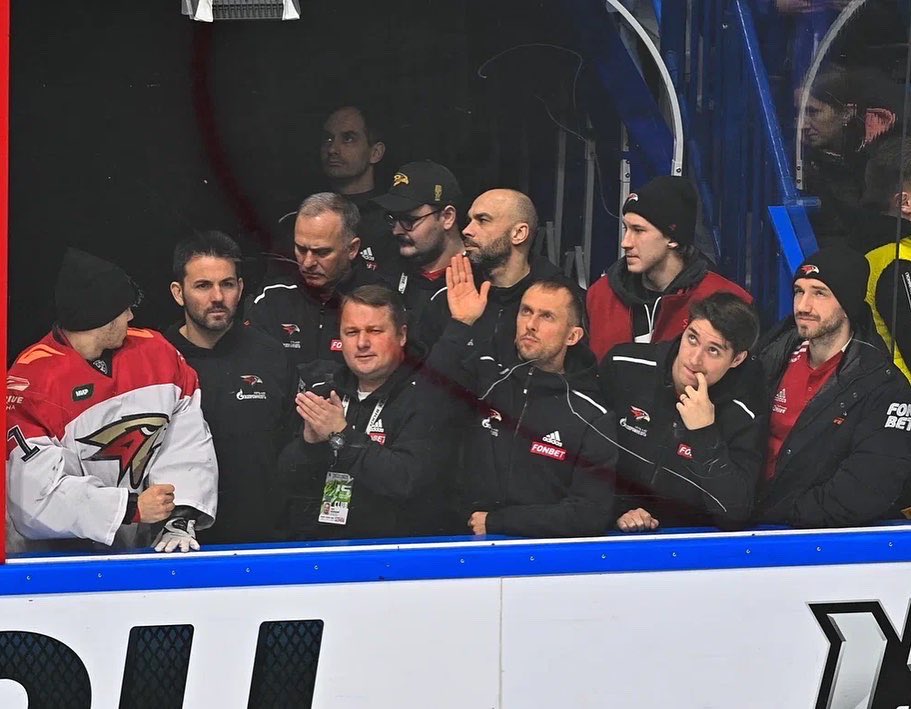 Double_Minor's tweet image. Рядом с лавкой на матче находится мощный аккумулятор из десятка человек. Аккумулятор напитывает команду энергией и очень волнуется ⚡️⚡️⚡️