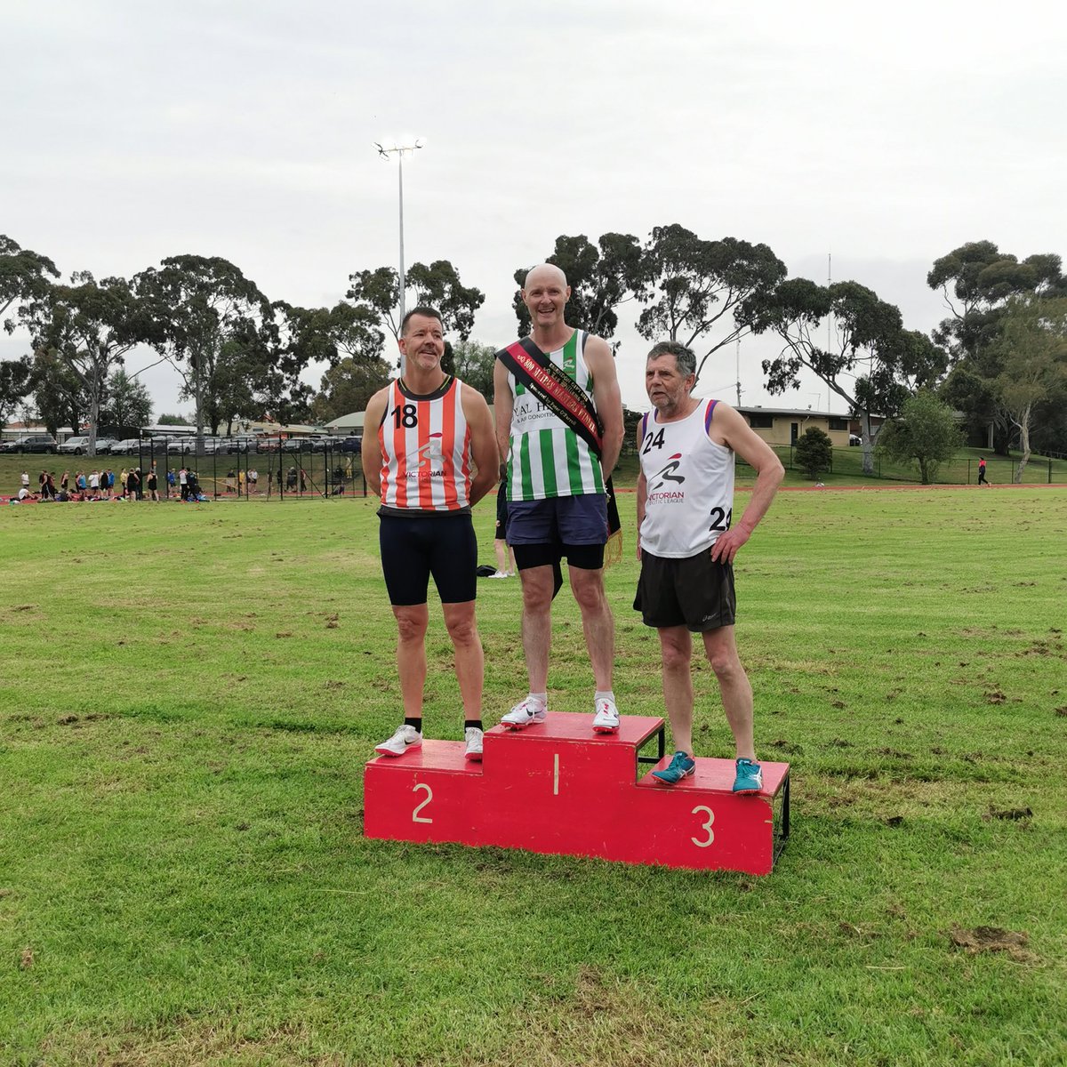 VicAthLeague's tweet photo. RESULT: 800m Masters 45+, won by Carl McMeel #EssendonGift https://t.co/9ksMttxLVP