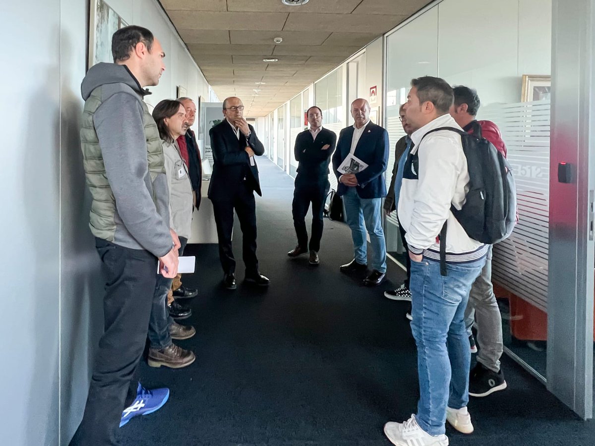 Rafapatillas's tweet photo. Nuestros compañeros de Reinosa defendiendo su trabajo,implicando a su gobierno,mientras aquí ,nadie pregunta no sabe a qué nos dedicamos , gracias.
@PSOEValencia @compromis https://t.co/W3aB7DK9zU