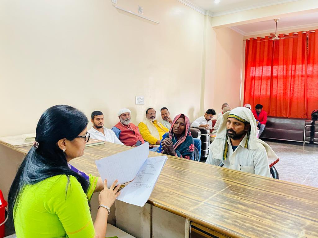 AnupriyaSPatel's tweet photo. आज मीरजापुर स्थित सांसद जनसम्पर्क कार्यालय सरदार पटेल चौराहा (भरुहना) पर संसदीय क्षेत्र से आये हुए आगंतुको से मुलाक़ात करते हुए https://t.co/vHTWnXNSvH