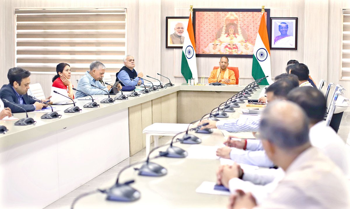 डेंगू से बचाव हेतु आपकी सरकार तत्पर एवं सजग है।

प्रत्येक जिले में कम से कम एक डेडिकेटेड डेंगू अस्पताल एक्टिव करने व इनमें प्रत्येक व्यक्ति के लिए बेड, विधिवत चिकित्सकीय जांच और समुचित इलाज की व्यवस्था के निर्देश दिए गए हैं।

सर्विलांस बेहतर कर घर-घर स्क्रीनिंग भी की जा रही है।