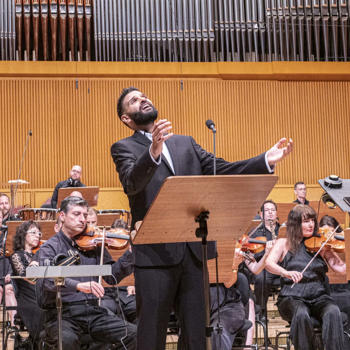 mike_massy's tweet image. شوية صور مع الأوركسترا الفيلهارومنكية الرومانية 💙
بتمنالكن نهاية عطلة أسبوع سعيدة 🌞

Some behind the scenes photos with the Bucharest Radio Philharmonic Orchestra!💙

Wishing you a beautiful weekend 🌞
#مايك_ماسي
#MikeMassy