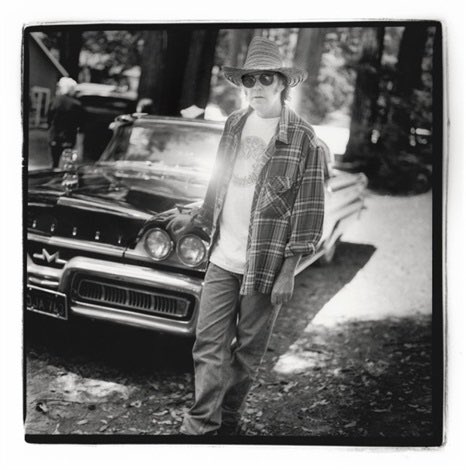Happy birthday Neil Young
L occasion de lire le riche livre d Alain Gardinier chez Photo 