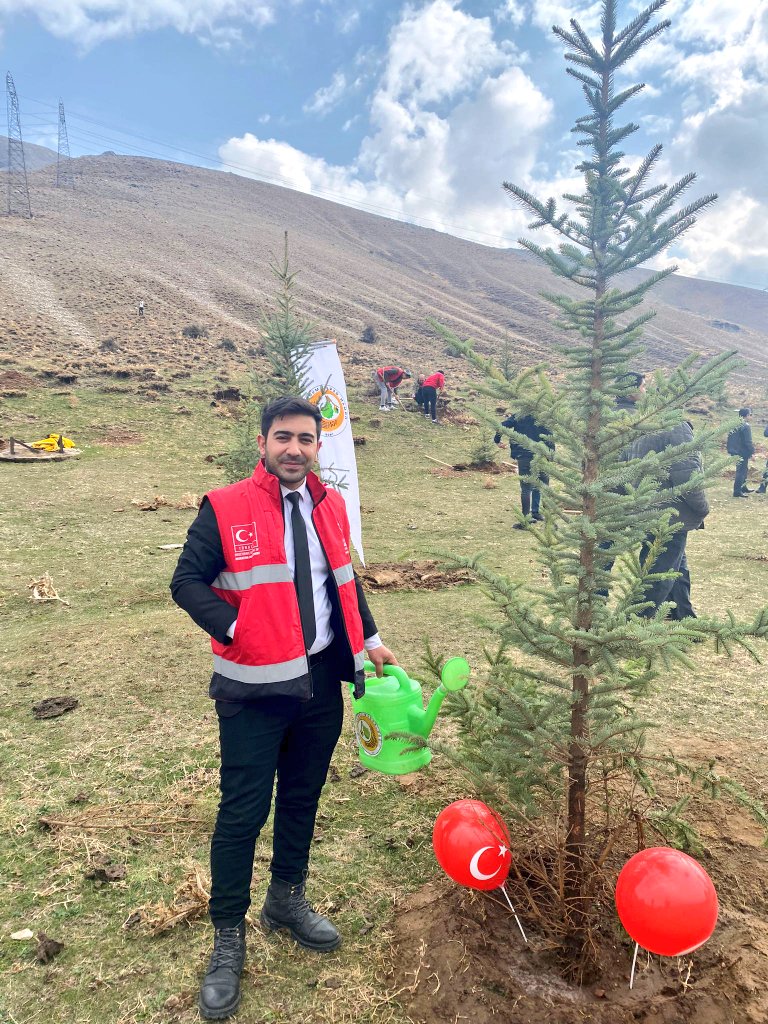 Tabula__Rasa__'s tweet photo. Bitlis İl Göç İdaresi Müdürlüğümüz adına 11 Kasım Milli Ağaçlandırma Günü kapsamında değerli mesai arkadaşımla birlikte fidan dikimine katıldık. https://t.co/xyAdfVFKTq