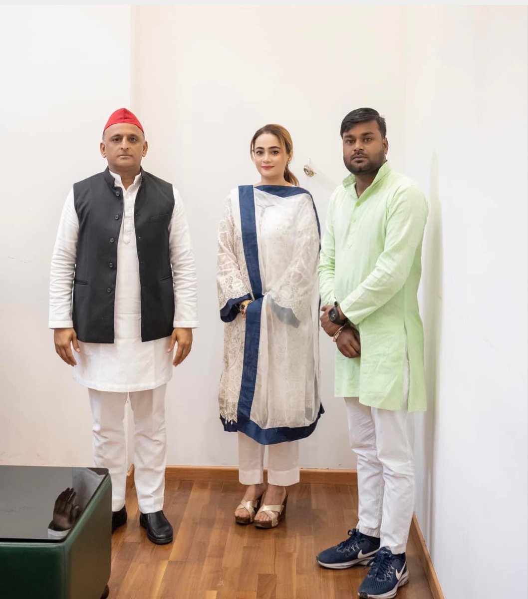 SocialistZareen's tweet photo. मैनपुरी लोकसभा उपचुनाव को लेकर माननीय राष्ट्रीय अध्यक्ष श्री Akhilesh Yadav जी से शिष्टाचार मुलाकात । @yadavakhilesh https://t.co/IkY2FiRDpG